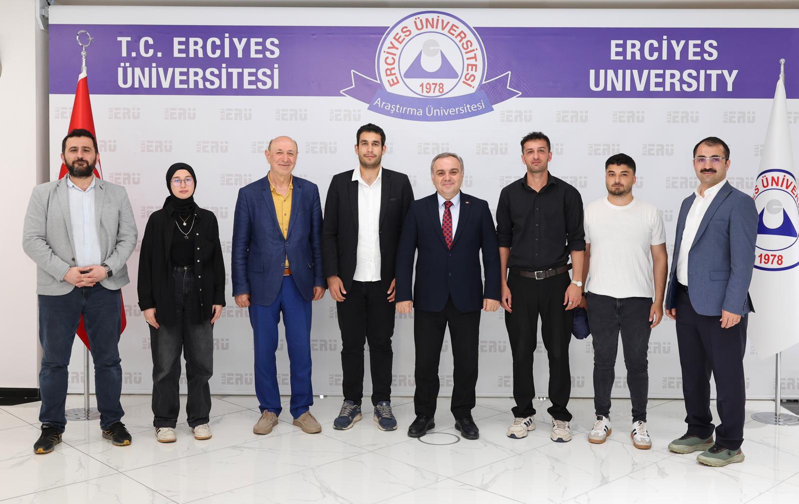 KYRM Ekibi, Yenilikçi Roket Projesini Erciyes Üniversitesi Rektörü Prof. Dr. Fatih Altun’a Sundu